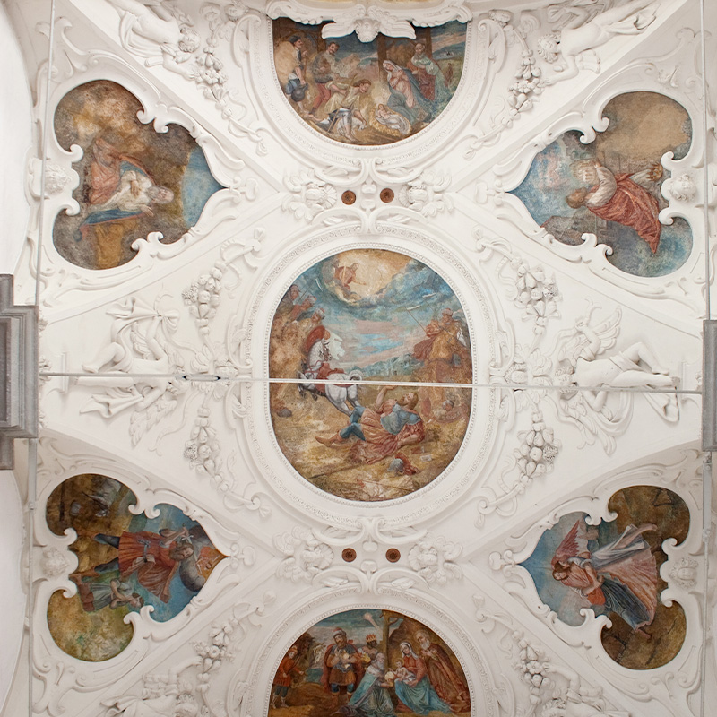 Celkový pohľad na fresky, ktoré sa nachádzajú na klenbe kaplnky.