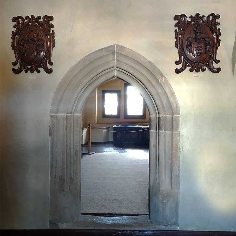 Pôvodný gotický portál v interiéri.